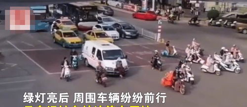 大妈十字路口逼停运钞车,淡定坐车头上,知情者 疑似有精神障碍