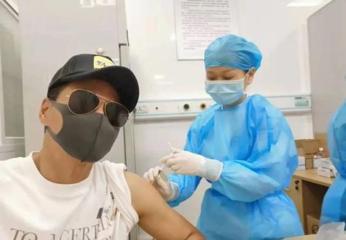 台湾艺人陈志朋接种大陆疫苗视频流出 无痛谢谢母亲的疼爱,网友评论格外暖心