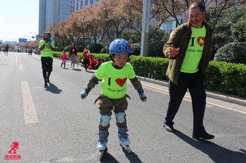 学轮滑2个月,郑州4岁宝宝和妈妈轮滑参加马拉松 