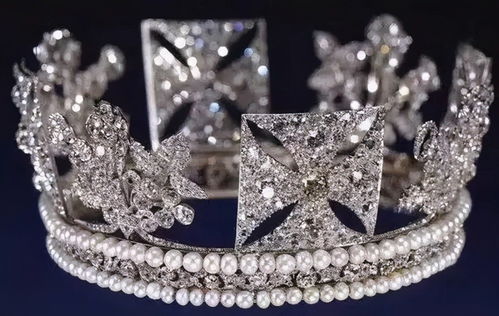 欧洲顶级的钻石皇冠,设计和工艺都很精湛,奢华程度超越你的想象