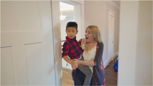 外国妈妈带收养的中国儿子看新房间,孩子的反应太可爱了 