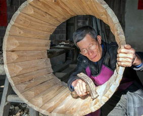 农村70多岁老木匠做工,是见一次少一次了 