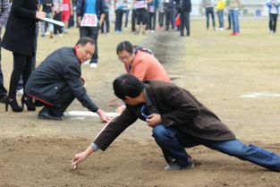 在跳远比赛中，裁判是如何测量跳远成绩的？依据是什么