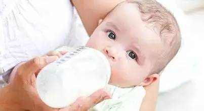 婴儿吃奶粉便秘(1个月婴儿吃奶粉大便干燥怎么办)