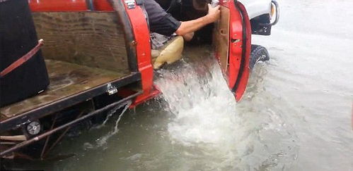 新西兰两名男子开车通过深水河 