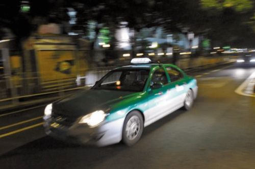 奇葩丨银川一醉汉,派出所门口开走他人出租车,期间还运营载客