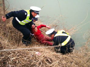 高速民警救起落水女子 