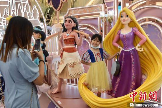 14位迪士尼公主 女王人物塑像亮相香港一商城