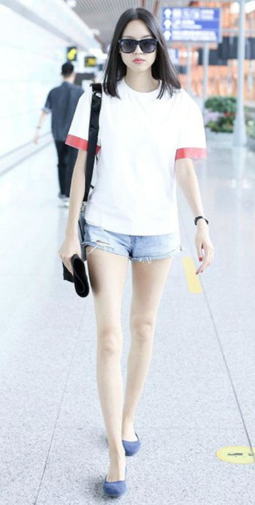 张梓琳白T恤搭配牛仔短裤,细白长腿分外吸睛,35岁清新减龄