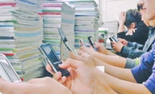 学生玩手机怎么处理合适