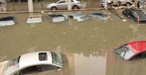 遇到大风大雨时,汽车千万不能停放在这地方