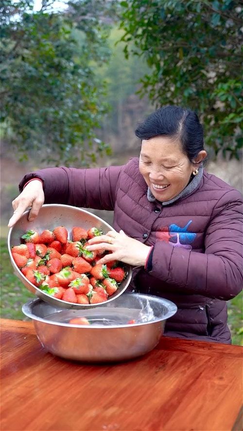 喜欢吃草莓的小伙伴们,姥姥带着新花样来做给你们吃啦 