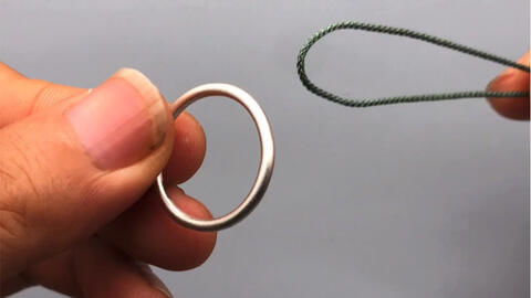 吊坠的系线方法之一,戒指不想戴了,也可以当吊坠