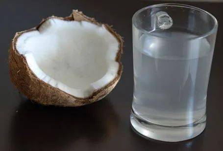 你吃的椰子里为什么找不到椰汁和椰果