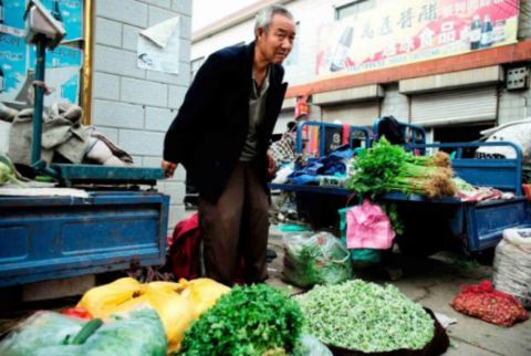 现在年轻人,为何宁愿买超市 高价菜 ,也不买路边老人的菜 原因过于真实