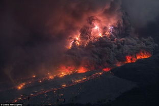 印尼火山喷发犹如末世 漫天火山灰中爆发雷暴 