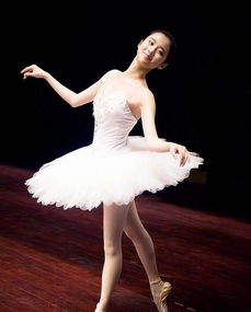 杨幂关晓彤穿芭蕾舞裙只会凹造型,只有她敢一字马 
