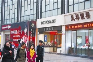 抢金大妈 今年帮了金店的大忙 