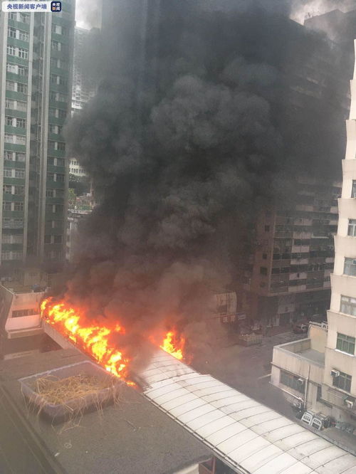 香港一天桥突发大火 现场火势猛烈整座天桥被熏黑 