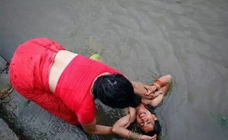 男子河中洗澡，突然冒出女子赤身裸体。女人