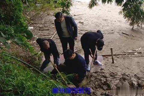 柳州 男子到河堤洗手竟深陷泥潭 幸得警民联手将其 拔 出