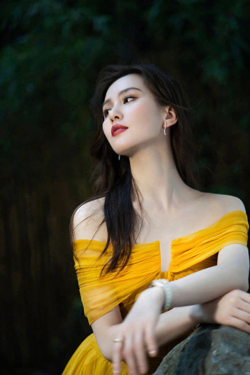 刘诗诗活动大片曝光 穿黄色礼服裙气质优雅