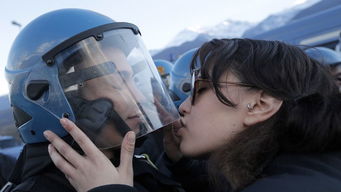意大利女学生吻警察遭起诉 警察称拒绝挑逗 