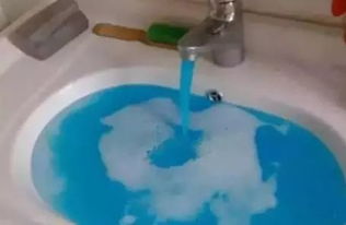 你家的自来水管有时会放出 各种颜色的水 为什么