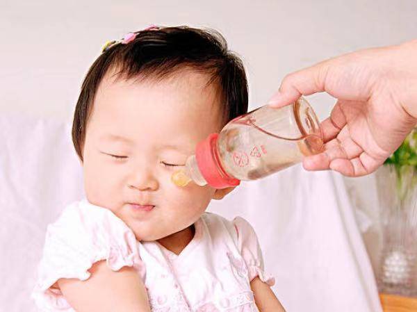 给宝宝喂水要慎重 6个月以下的宝宝没有生病不用额外喂水