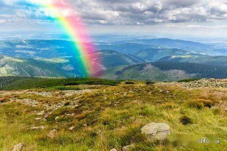 天空中的一道彩虹