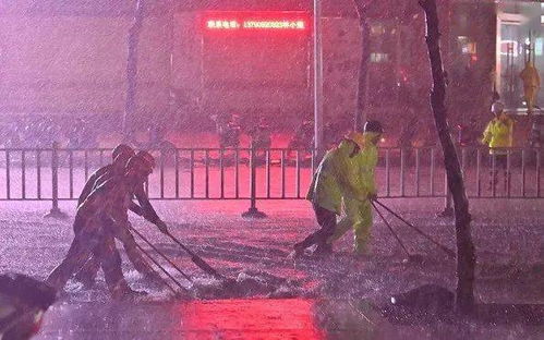 暴雨中,这群 城市守护者 们,彻夜赴 汤 蹈水,守护汕头城市安全......