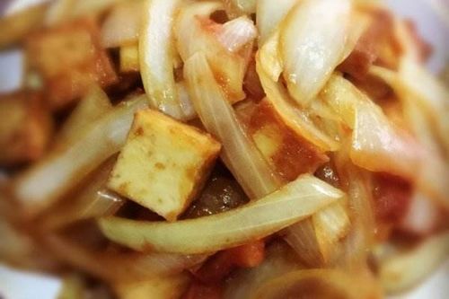 洋葱能和豆腐炒吗专家建议，洋葱炒嫩豆腐的做法(洋葱和豆腐怎么炒好吃)