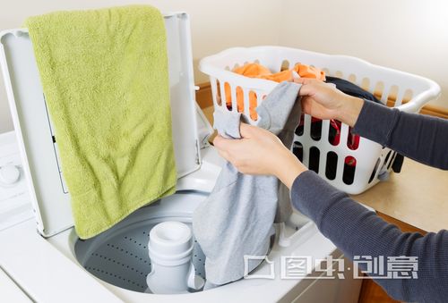 洗衣服忘掏出卫生纸,衣服上全是纸屑 只需这么做,轻松去除纸屑