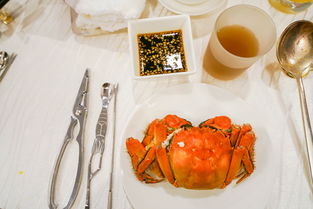 这家五星级酒店吃大闸蟹凭什么要698块 上海美女现场秀吃蟹技能 