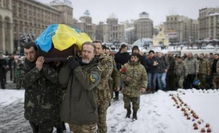 泽连斯基突然下跪,大量军人忍不住当场落泪,乌克兰战争该结束了 