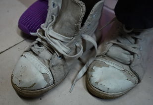 爱心人士给贫困生买鞋,旧鞋烂的不像样还舍不得丢,带回干活时穿 