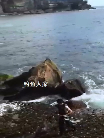 岩石海礁处钓鱼,大鱼太多无奈鱼竿却断了,只能修好鱼竿再回来备战了 