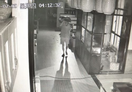 珠宝店老板盗窃被拘,坐拥两套房吃住却在车上,前妻 他净身出户 