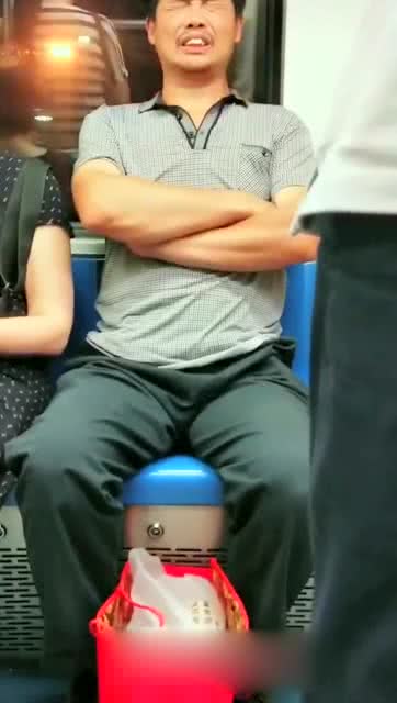 地铁睡着的大叔做梦肯定实在吃柠檬 