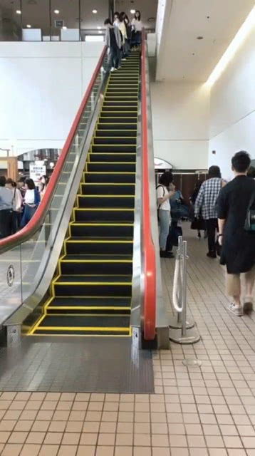 日本人乘坐扶梯 