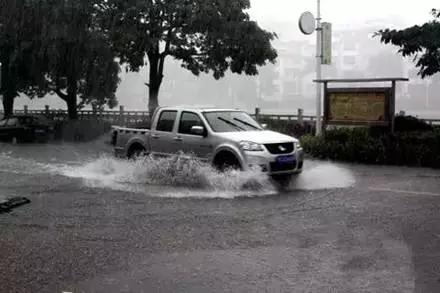 近日暴雨连连,开车路遇积水该怎么办 一定要学会这几点