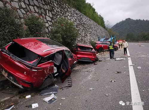 损失大了 运输车高速路上后桥断裂,车上装着好多新车