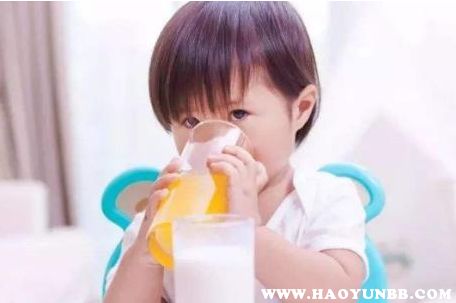 三岁宝宝喝奶用奶瓶好还是吸管杯好