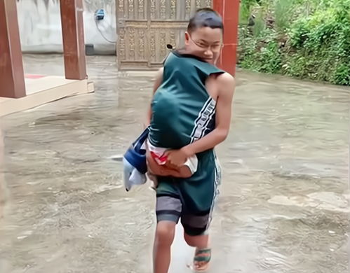 四川一小叔带侄女出门玩遭遇大雨,却一人回家,跑近一看哭笑不得