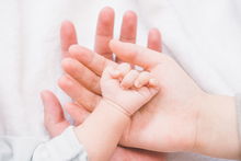宝宝手指脱皮,除了缺少维生素,还有可能是这些原因