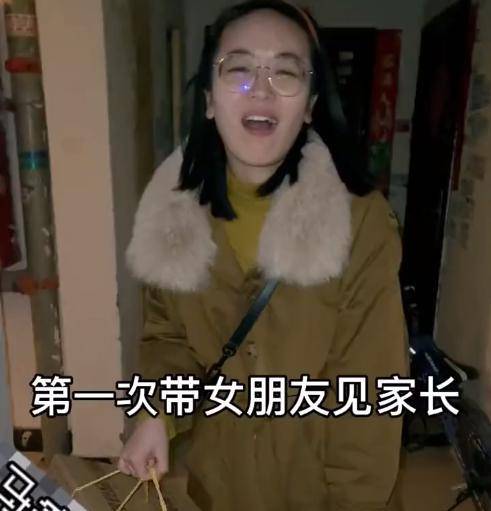 河南男子第一次带女友回家,准公婆娇羞又紧张,直搓小手样子真实