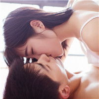 情侣头像亲吻一对两张 恩爱甜蜜的霸气接吻情侣头像一对两张图片