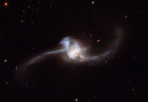 哈勃拍到奇异发光星系 两大星系相撞而成