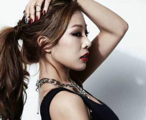 韩国女歌手自曝整容失败 看到自己的脸像怪物