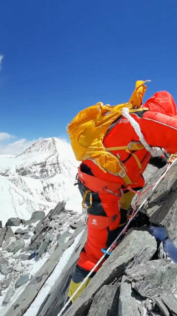 一行人经过重重困难,终于登上了珠穆朗玛峰,你们是全人类的骄傲 